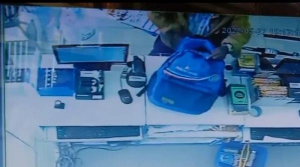 Pria Pakai Kopiah Gasak 20 Ponsel dan Uang Belasan Juta Rupiah, Terekam CCTV Tetap Nekat Lanjutkan