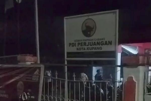 Belum Bayar Uang Saksi, Kantor DPC PDIP Kota Kupang Didemo