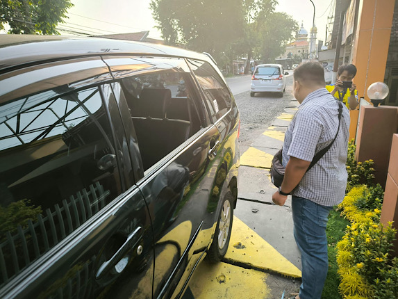 Ditinggal Sholat Jumat, Dompet Berisi Uang Jutaan Rupiah di Dalam Mobil Melayang