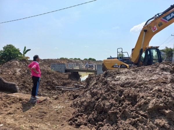 Pasca Banjir Gubug, Lumpur dan Tanah Saluran Irigasi di Desa Kemiri Terus Dikeruk