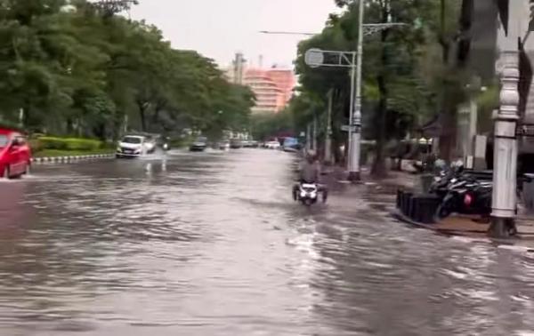 Diguyur Hujan Deras, Sejumlah Ruas Jalan Kota Semarang Tergenang Banjir