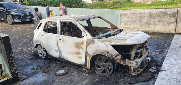 Sempat Terdengar Ledakan, Dua Mobil Timses Caleg DPR Dibakar OTK di Cianjur