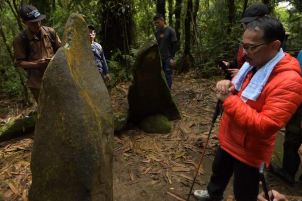 Pj Bupati Raden Iip Ekspedisi Situs Batu Naga Kuningan hingga Puncak Gunung Tilu