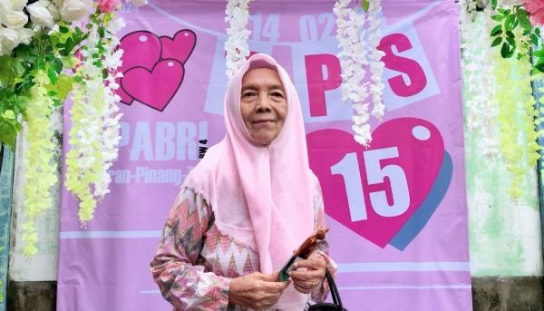 Kisah Nenek 85 Tahun Semangat Ikut Nyoblos di Pilpres 2024,Kenakan Baju Warna Pink