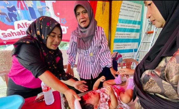 Ratusan Warga Kampung Cimahiwal Antri Layanan Posyandu Alfamart Cipinang Rumpin Kabupaten Bogor
