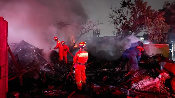 Kebakaran Lapak Rongsokan di Bekasi,  1 Orang Dilarikan ke Rumah Sakit