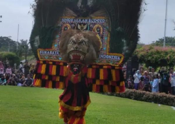 Unik! Pertunjukan Reog Ponorogo di Tugu Pahlawan Surabaya Berbeda, Ada Budaya dan Komedi Jadi Seru