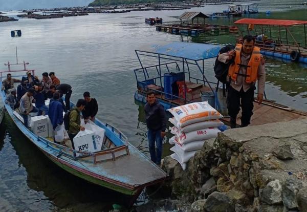 Personel Polres Simalungun Lintasi Danau Toba demi Amankan Logistik Pemilu 2024