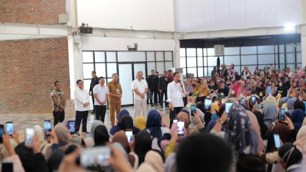 Wali Kota Tangsel Benyamin Davnie  Dampingi Presiden Jokowi Serahkan 1.064 Bantuan Pangan di Tangsel
