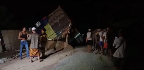 Jembatan Sementara Ambrol, Truk Nyangkut hingga Lalu Lintas  di Jalan Simpang - Bayah Sempat Macet