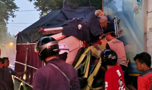 Kecelakaan Truk Marmer di Mojokerto, Evakuasi Kernet Dramatis
