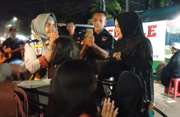 Pengayuh Becak Wanita Ini Sumringah Dapat Uang Kaget dari Cagub Banten Ratu Ageng Rekawati