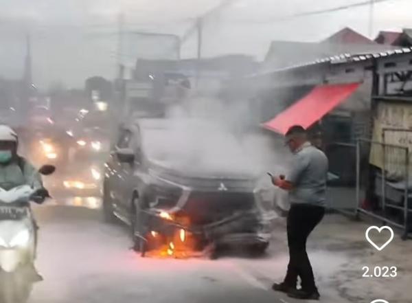 Mitsubishi Expander Terbakar, Jalan Raya Sawangan Depok Macet Parah