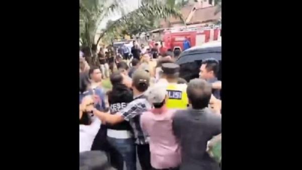 Viral Video Massa Serang Komisioner KPU Muratara, Sempat Dicekik dan Didorong