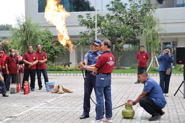 Trik Jinakkan Api yang Bakar Gedung, Ini yang Diajarkan Dinas Pemadam Kebakaran di Untag Surabaya