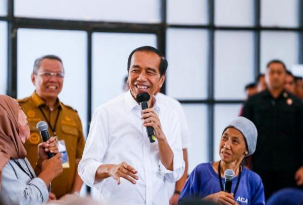 Presiden Jokowi dan Wali Kota Benyamin Serahkan Bantuan Pangan di Tangsel