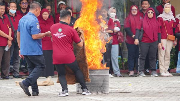 Antisipasi Bahaya, YPTA Surabaya Panggil Pemadam Kebakaran Ajari Jinakkan Api yang Bakar Gedung
