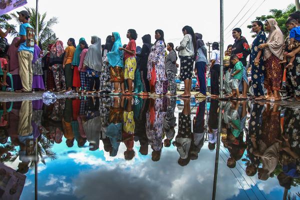 Potret Antrian Warga Beli Paket Beras dan Minyak Murah