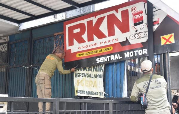 Satpol PP Surabaya Tindak Tegas Reklame Tak Berizin, Muncul Tanda Silang Langsung Dicopot Paksa