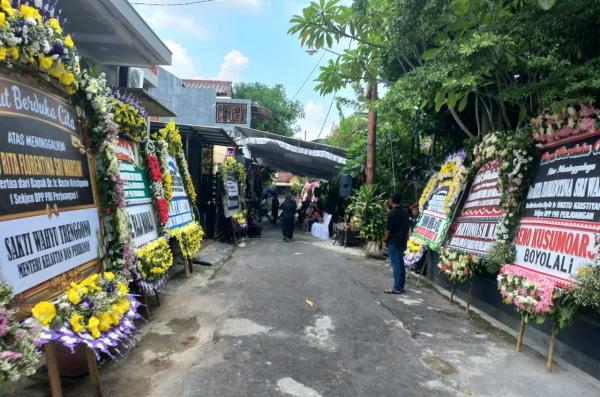 Ibu Mertua Hasto Kristiyanto Tutup Usia, Rumah Duka di Sukoharjo Banjir Karangan Bunga