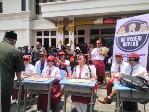 Pakai Seragam SD, Peserta Demo Ajak Penyelenggara Pemilu Belajar Berhitung 