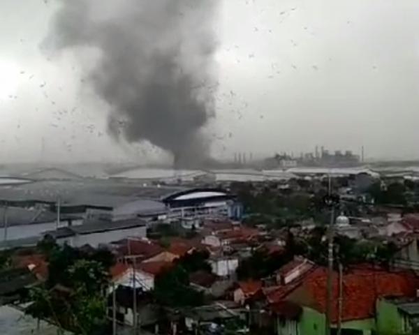 Angin Puting Beliung Hantam 4 Kecamatan di Bandung, Ratusan Rumah Rusak Parah