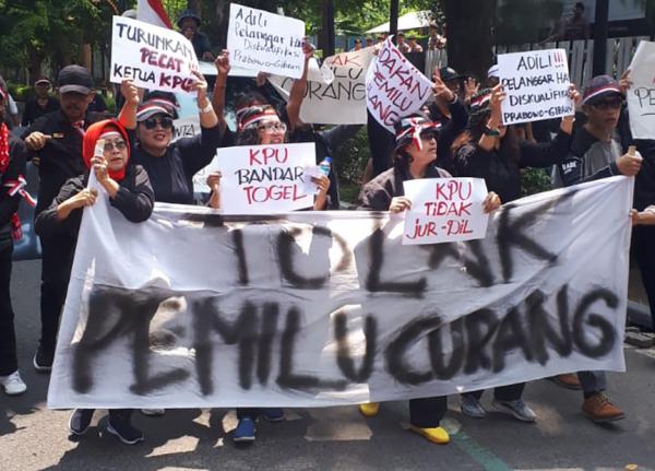 Massa Koalisi Masyarakat Sipil Demo Kantor KPU Jateng, Tolak Pemilu Curang!