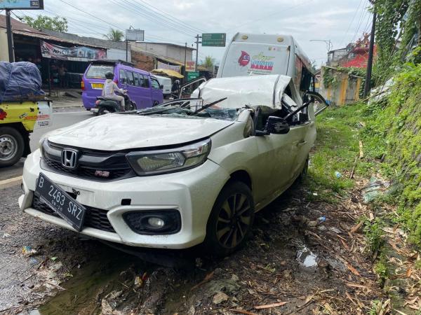Kecelakaan Hari Ini Honda Brio Tabrak Pilar Tepi Jalan di Cibadak, Sepasang Kekasih Tewas Terjepit