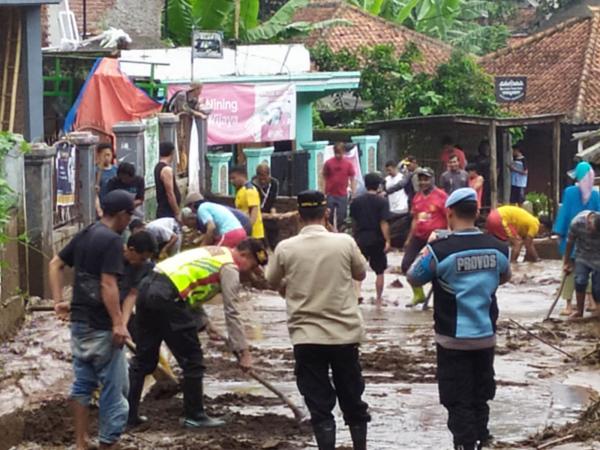 Luapan Air Disertai Lumpur Terjadi di Cisurupan, Petugas Gabungan Bersama Warga Lakukan Evakuasi