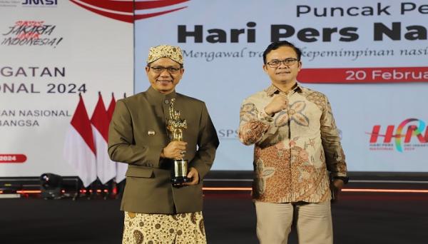 Peduli Kebudayaan, Bupati Bandung Raih Anugerah PWI Pusat di Puncak Peringatan HPN 2024