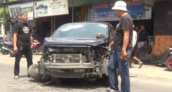 Tabrakan Beruntun di Jombang, Mobil Chevrolet, Truk Hino, dan Sepeda Motor Terlibat, Penumpang Luka