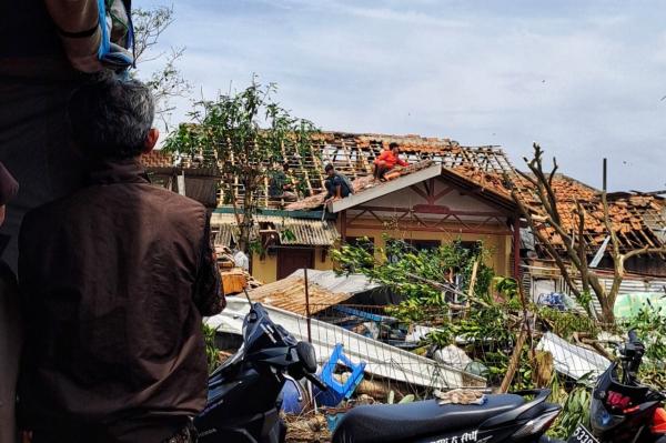 Ratusan Bangunan Di 5 Kecamatan Rusak Akibat Angin Puting Beliung ...