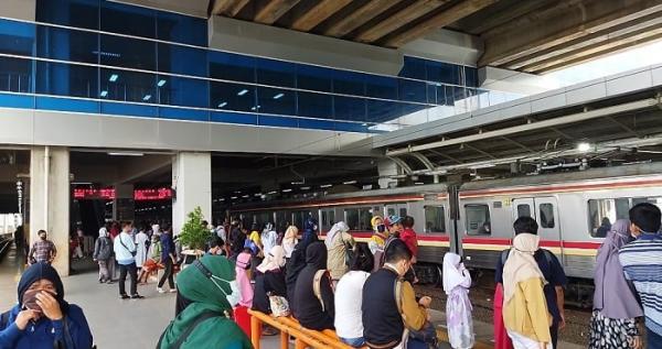 Penumpang Panik Berhamburan karena Eskalator Mati di Stasiun Manggarai Tiba-Tiba Hidup