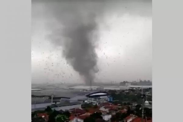 Angin Puting Beliung Terjang Jatinangor Sumedang, Atap Rumah Beterbangan