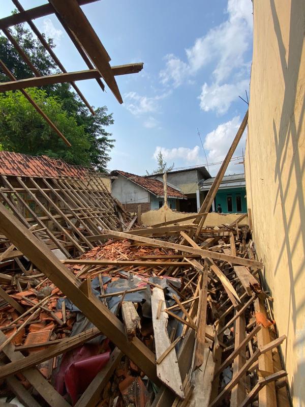 BREAKING NEWS: Bangunan Sekolah di Karawang Roboh Diterpa Hujan Deras