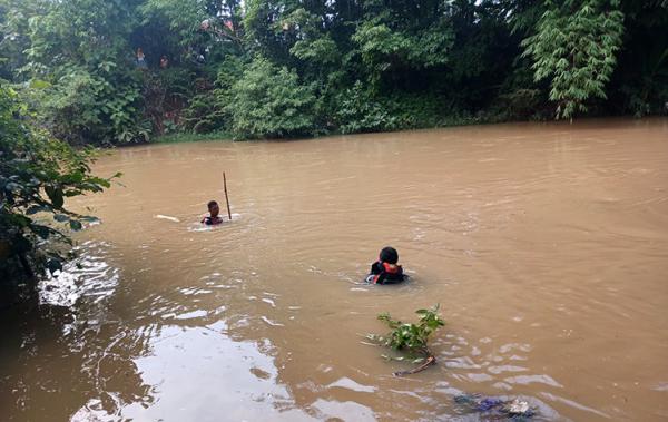 2 Bocah Hanyut saat Bermain di Pinggir Sungai Sragi Pekalongan, 1 Tewas 1 Hilang