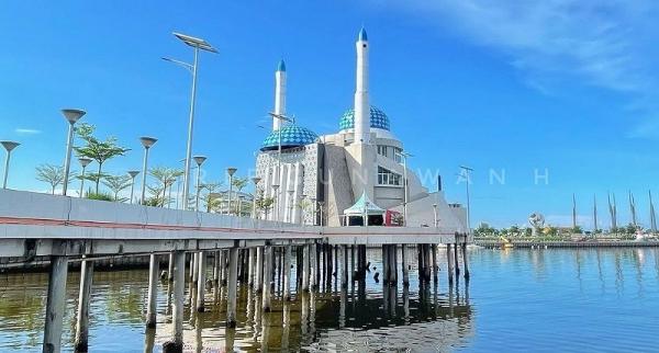 Keindahan Masjid Amirul Mukminin, Bentuknya Menyerupai Rumah Terapung Tradisional Makassar