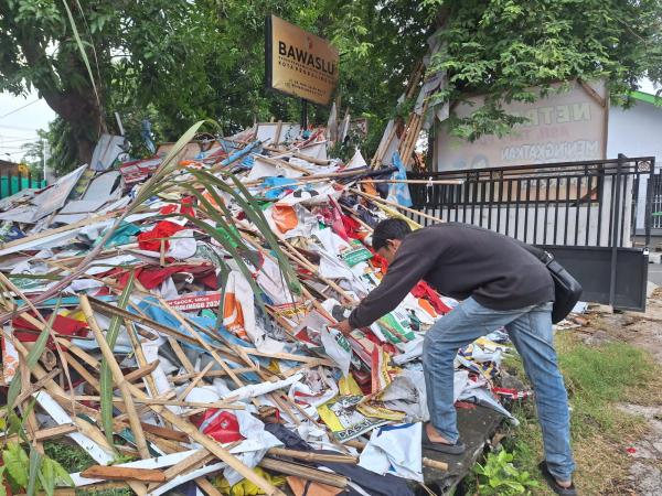 Sampah APK Menggunung, Bawaslu Kota Probolinggo: Masyarakat Jika Butuh Silahkan Ambil
