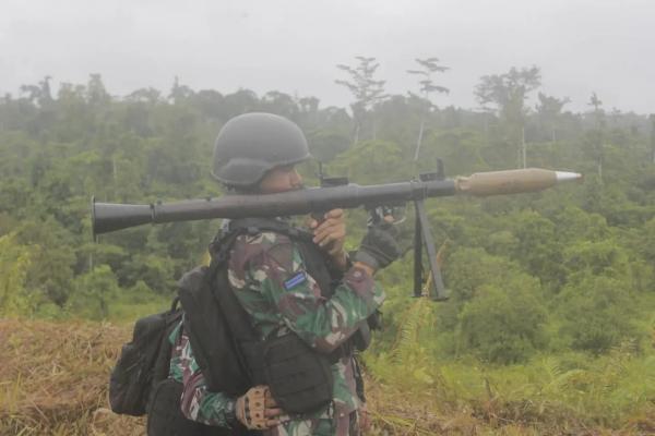 Prajurit Pamtas Mobile RI-PNG Gelar Latihan Menembak Senjata Bantuan Infanteri