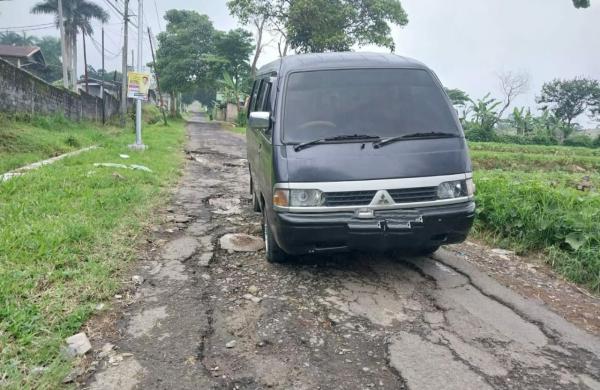 Lama Tak Diperbaiki Jalan Utama di Desa Sukatani Pacet Bahayakan Pengendara