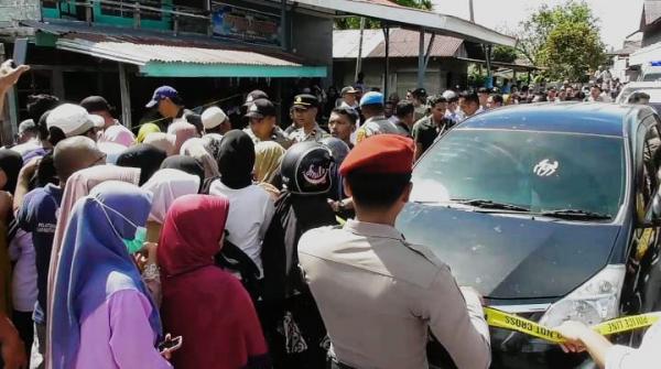 Ratusan Warga Aceh Singkil Padati Lokasi Rekonstruksi Pasutri Pembunuhan Balita