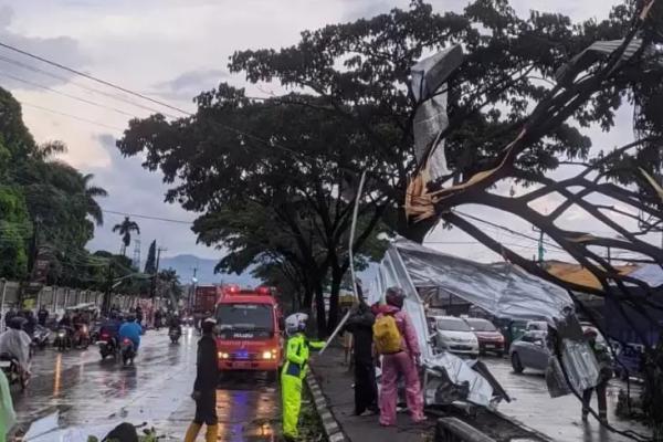 Dampak Angin Puting Beliung, 493 Rumah Warga di Kabupaten Bandung Rusak 