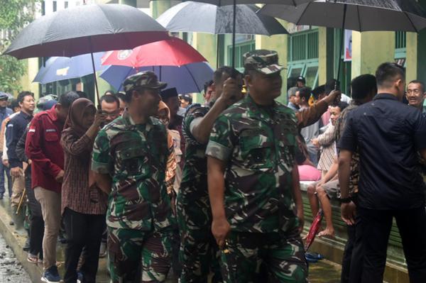 Potret Pangdam Diponegoro dan Pj Gubernur Jateng Hujan-hujanan Pantau PSS di Demak