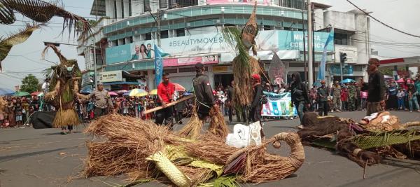Kirab Budaya Janur Meriahkan HUT ke-21 Kota Banjar
