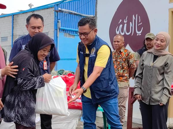 Kunjungi Korban Puting Beliung di Rancaekek Bandung, Kang Ace Salurkan Bantuan Senilai Rp270 Juta