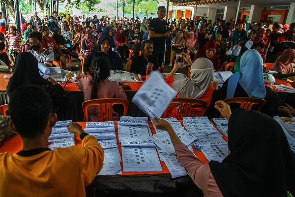 Potret Pembagian Bantuan Beras Kembali Dibagikan Setelah Berhenti Jelang Pemilu 