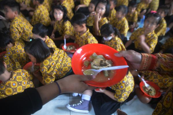 Tradisi Makan Lontong Cap Go Meh, Merawat Akulturasi Budaya di Semarang