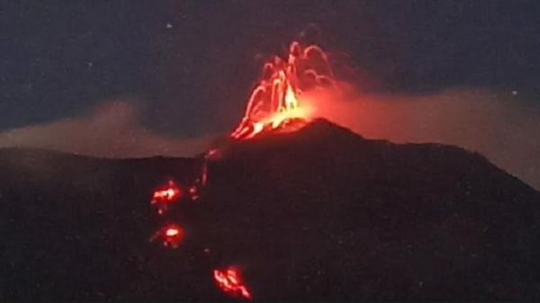 Waspada, Semburkan Lava Pijar Setinggi 700 Meter Gunung Ile Lewotolok Kembali Erupsi