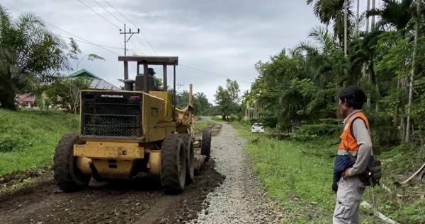 Pengelola Kuari Mulai  Perbaiki Kerusakan Jalan di Desa Sido Luhur 