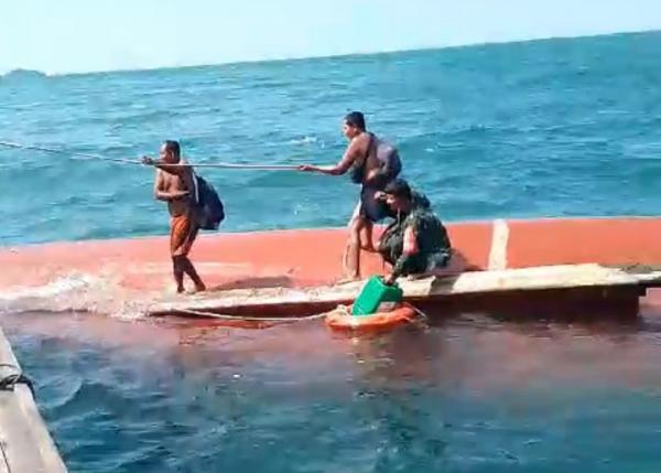 Dihantam Ombak, Kapal Bermuatan Ikan Karam di Perairan Tanjung Sembilang Lingga